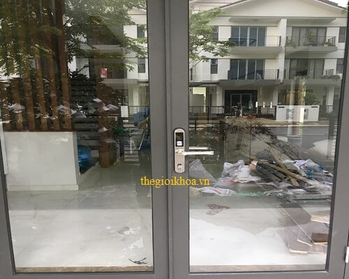 khóa cửa vân tay cửa nhôm